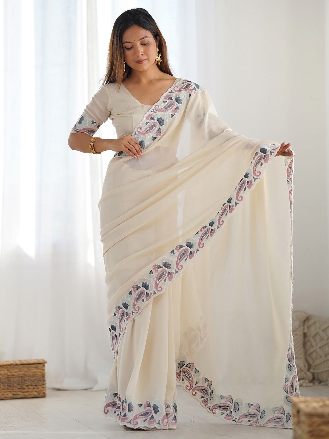 

Satrani Embroidered Saree, Off white