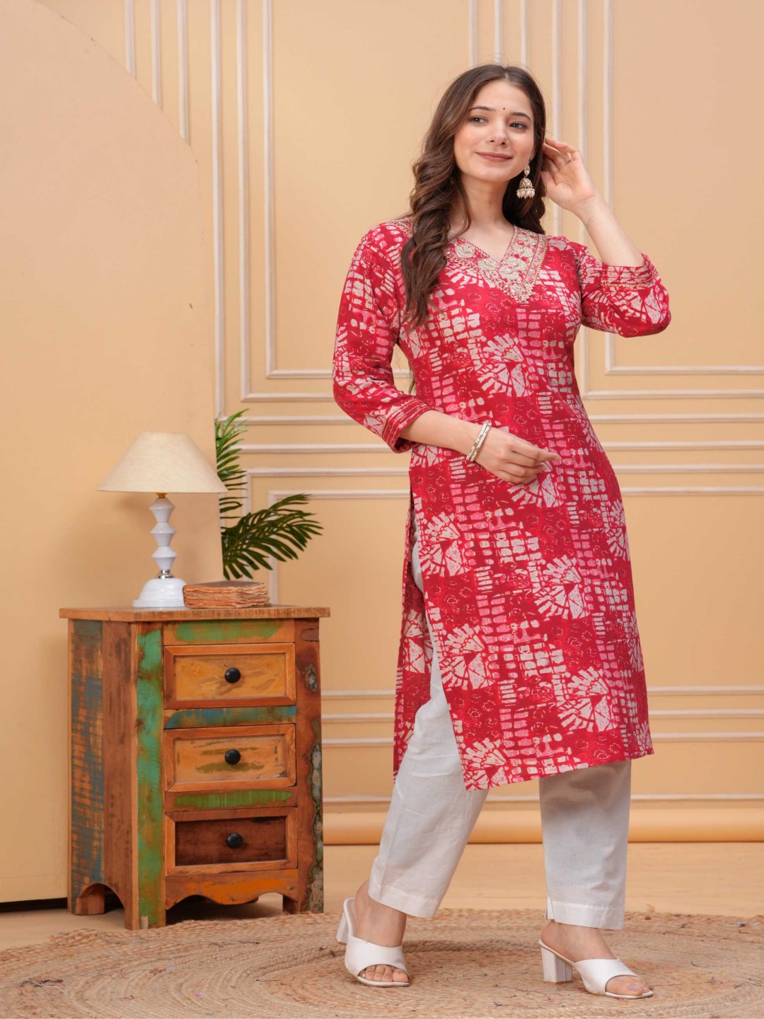 

PHYSIL Women Floral Embroidered Floral Kurta, Maroon