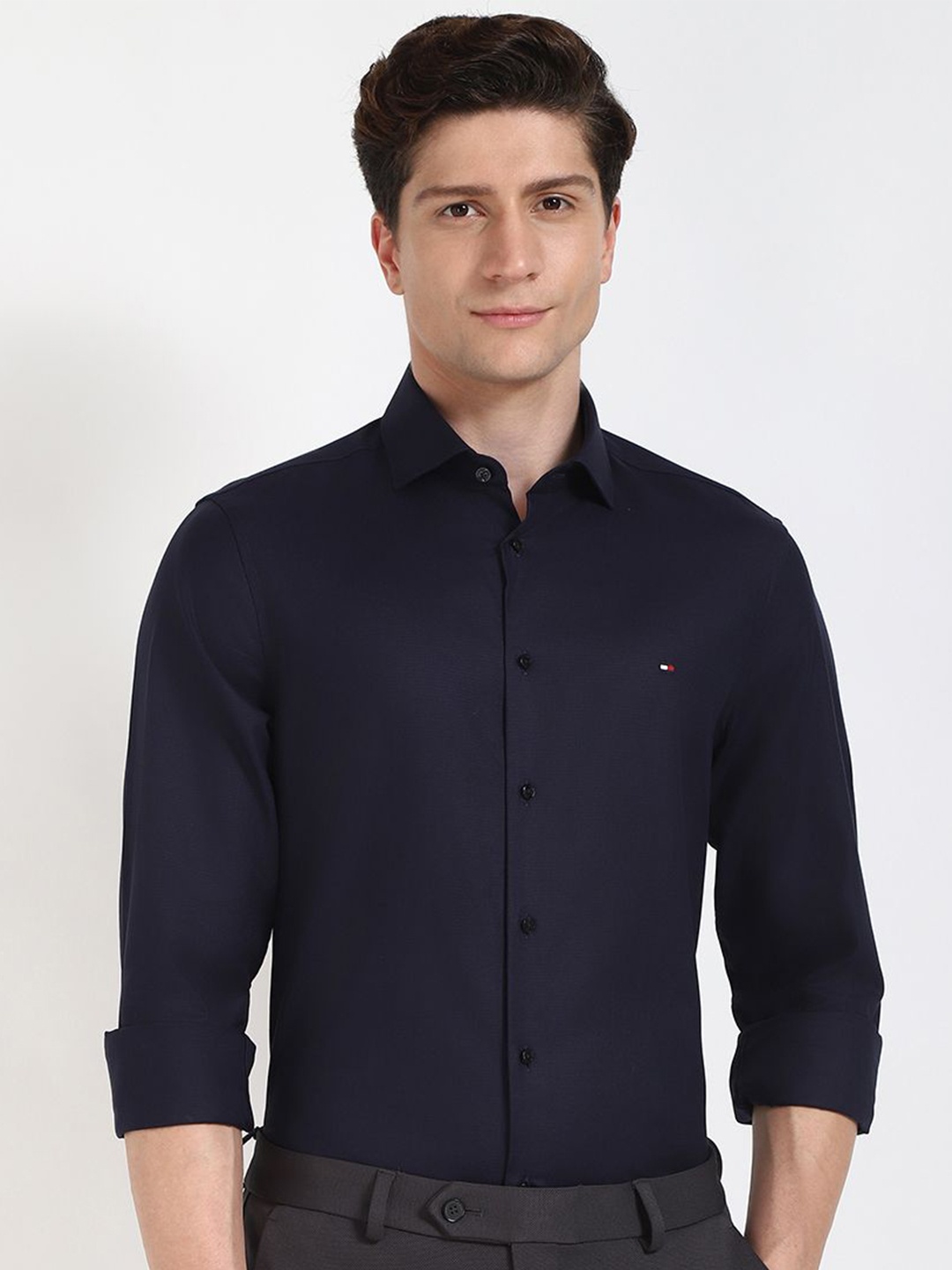 

Tommy Hilfiger Men Slim Fit Opaque Casual Shirt, Navy blue