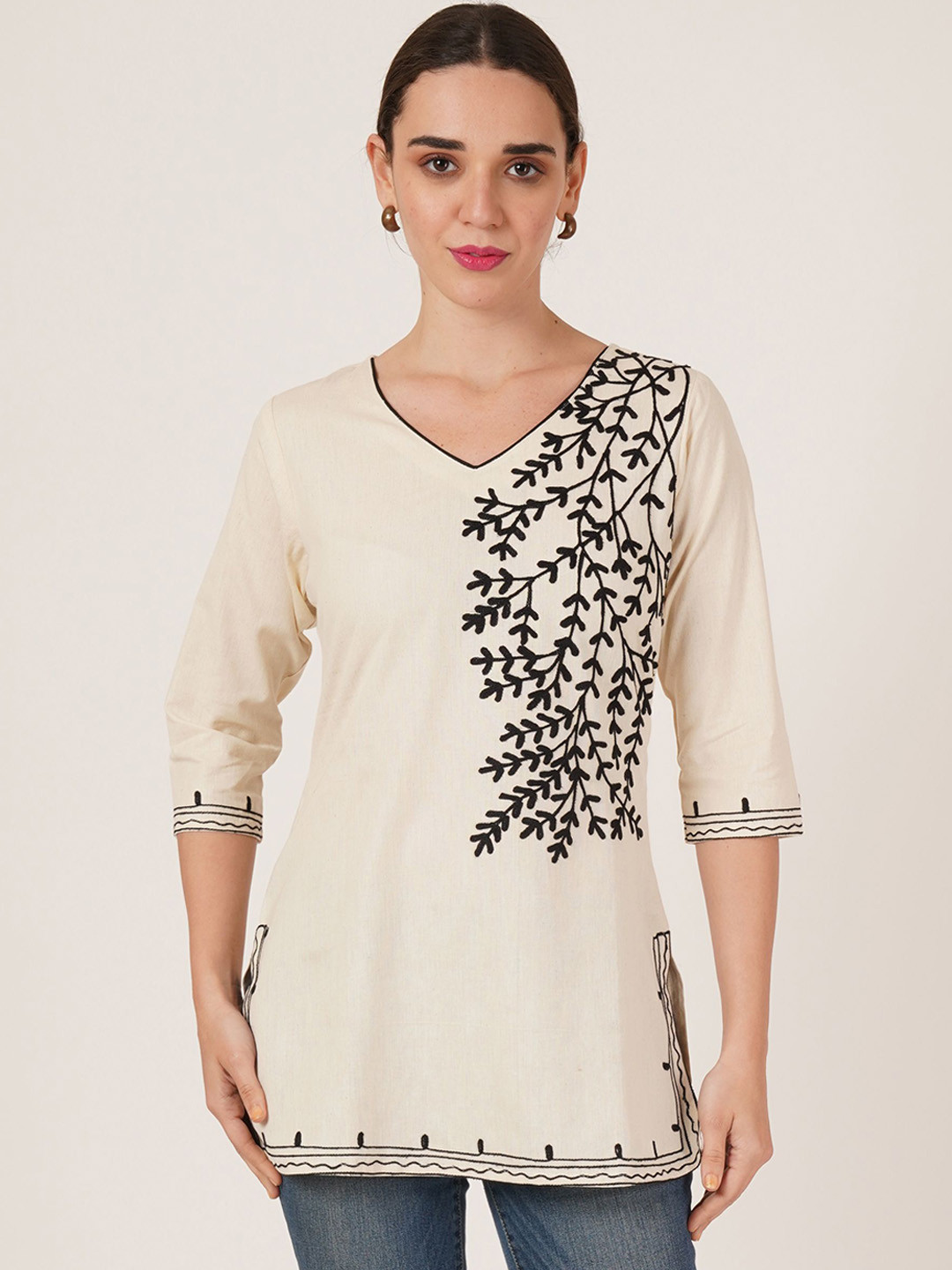 

Brownverse Women Embroidered Gotta Patti Khadi Kurta, Off white