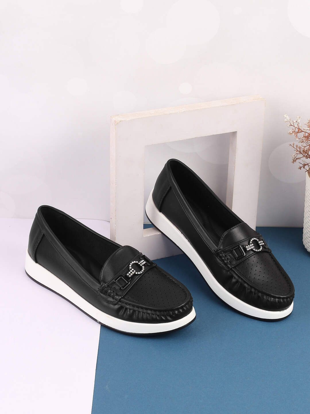 

Mochi Women Colourblocked Loafers, Black