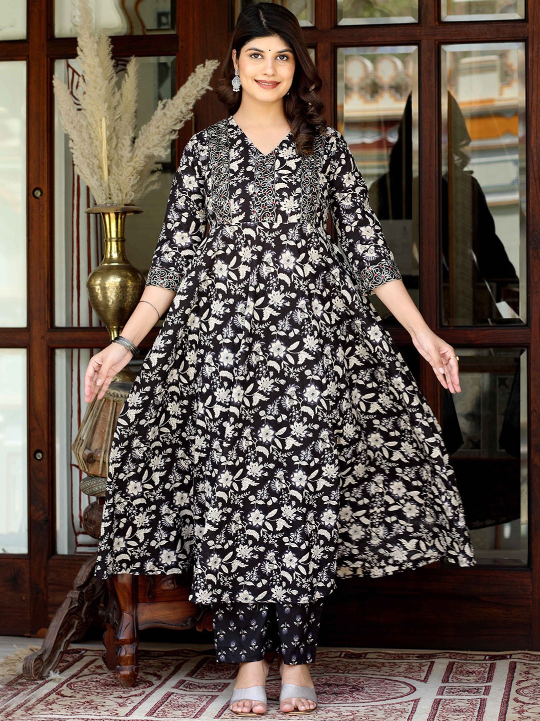 

Doriyaan Women Floral Embroidered Regular Pure Cotton Kurta with Palazzos, Black