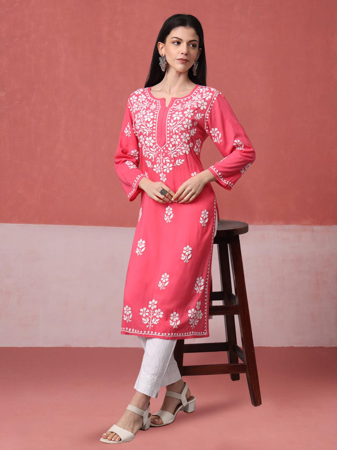 

PARAMOUNT CHIKAN Floral Embroidered Chikankari Notch Neck Modal Straight Kurta, Pink