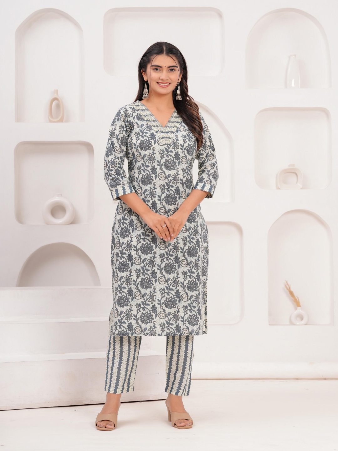 

CHIRAAI Women Floral Printed Regular Pure Cotton Kurta with Pyjamas, Grey