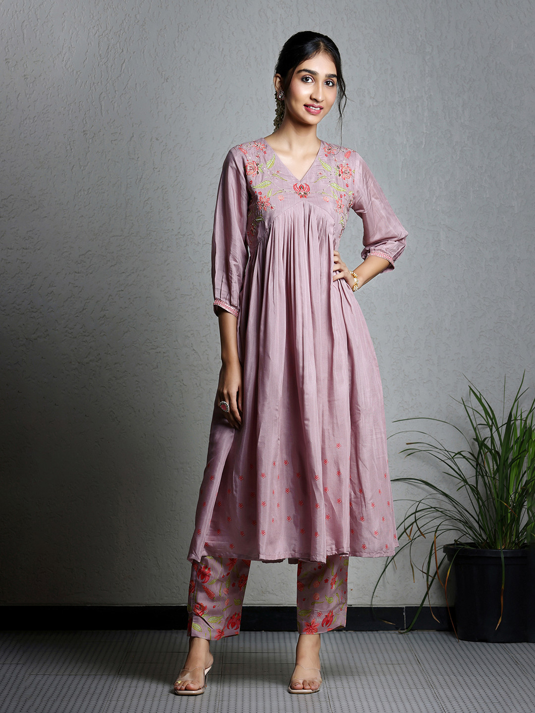 

SUKRUTI DESIGN Floral Embroidered Empire Sequinned Anarkali Kurta With Trouser, Pink