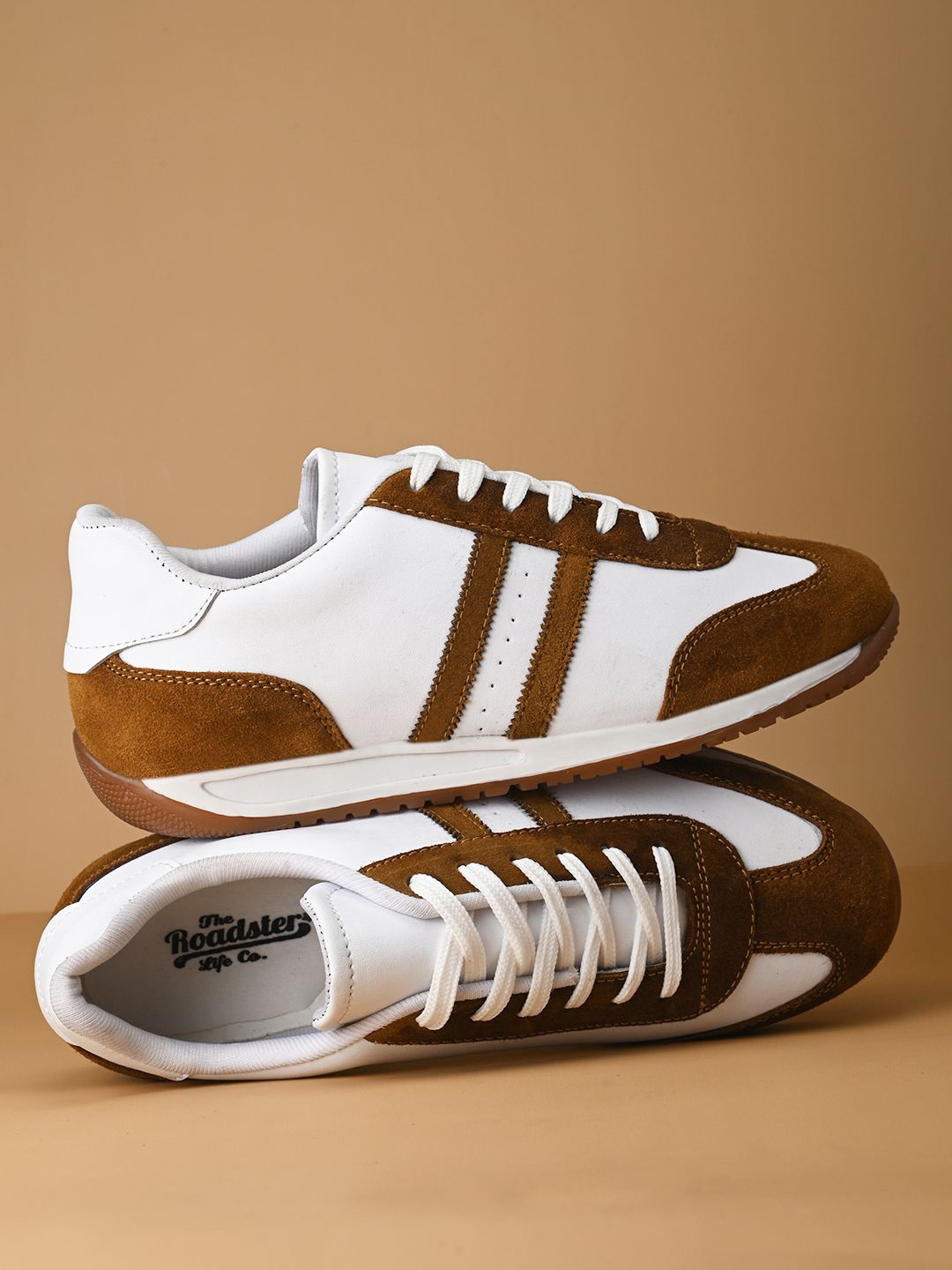 

The Roadster Lifestyle Co. Men Colourblocked Lace Up Sneakers, White