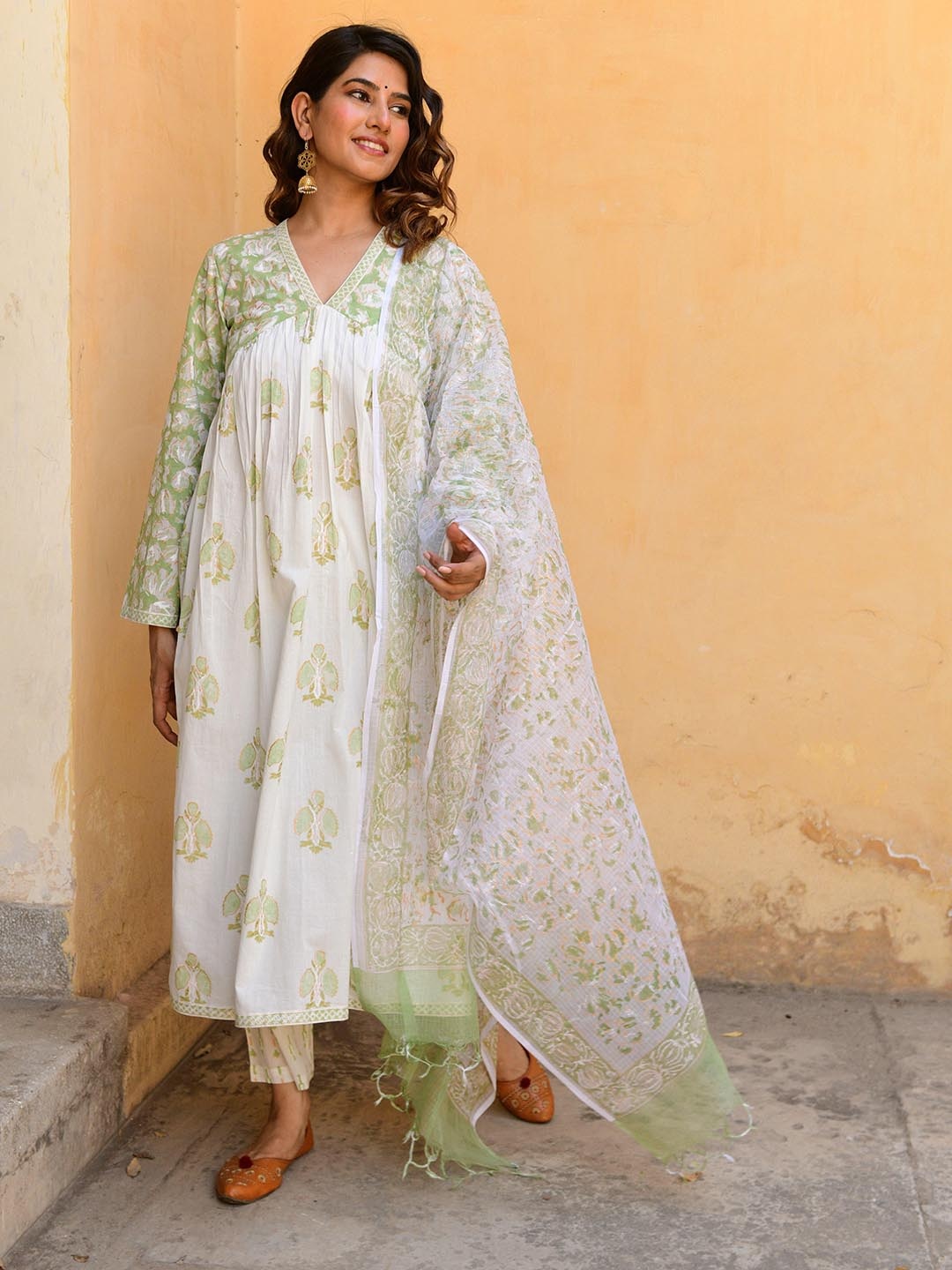 

SHILPI HANDICRAFTS Floral Printed Regular Pure Cotton A-Line Kurta with Palazzos & Dupatta, Green