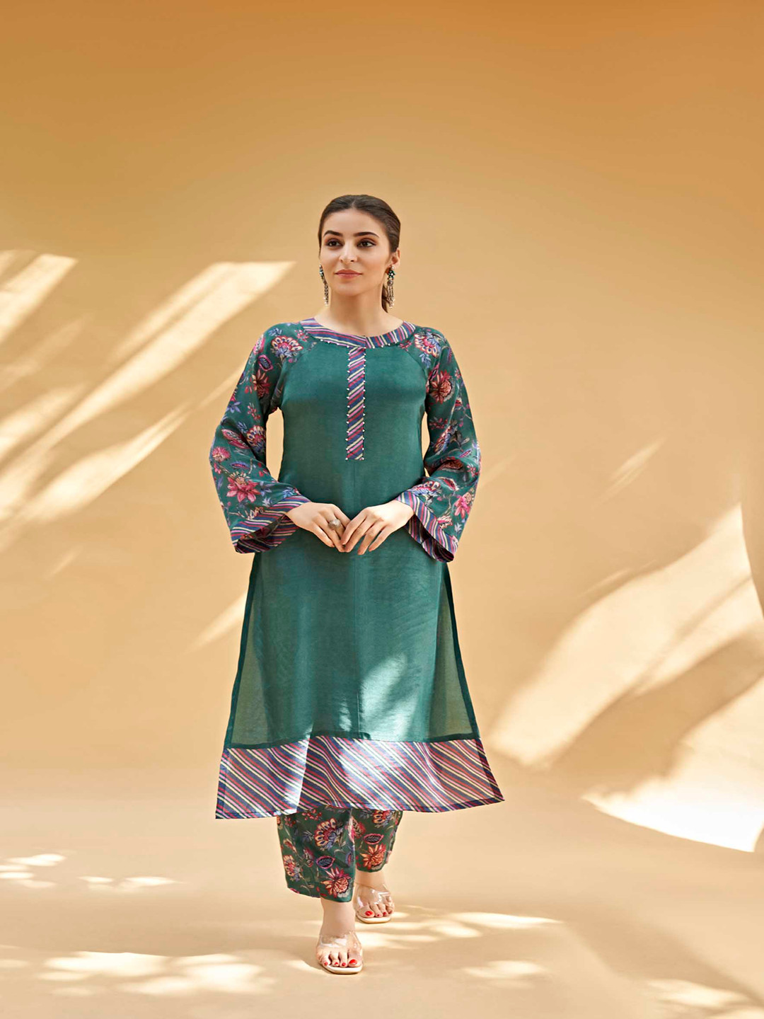 

SUKRUTI DESIGN Floral Printed Straight Kurta with Trousers, Green