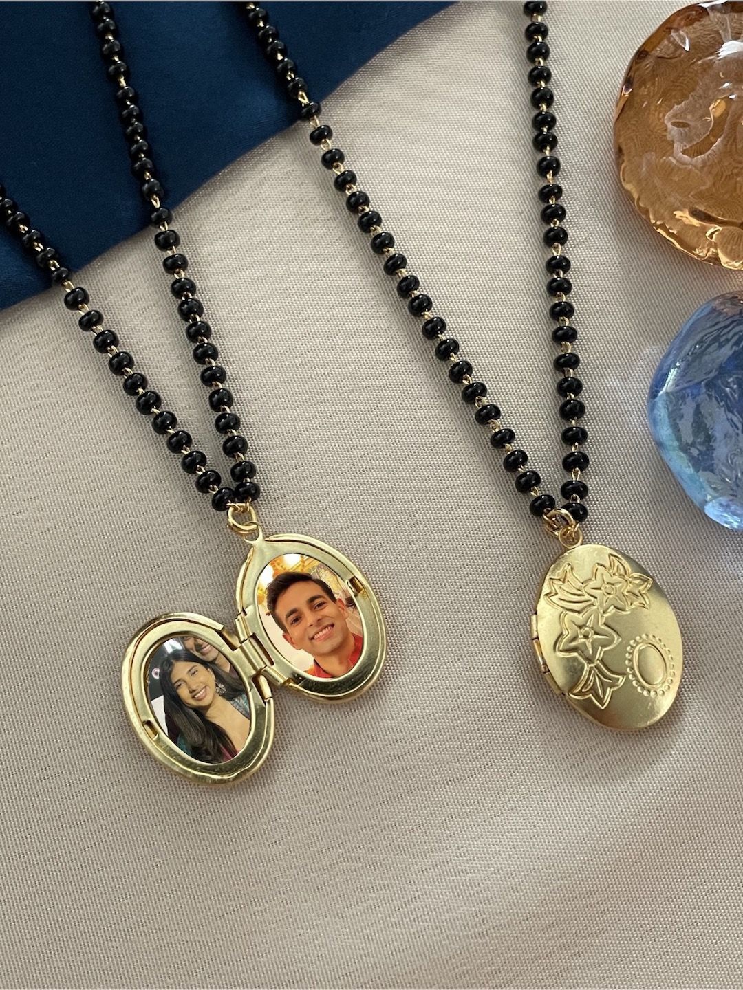 

Digital Dress Room Gold-Plated Small Oval Shape Photo-Frame Mangalsutra