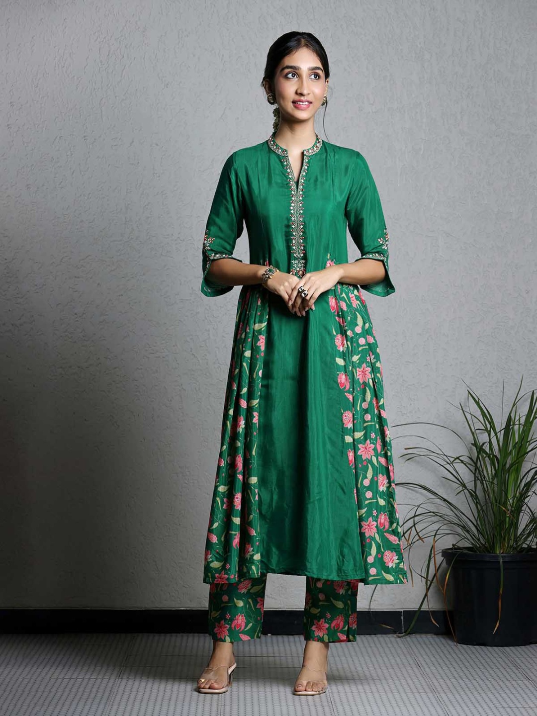 

SUKRUTI DESIGN Floral Embroidered Sequinned Straight Kurta with Trousers, Green