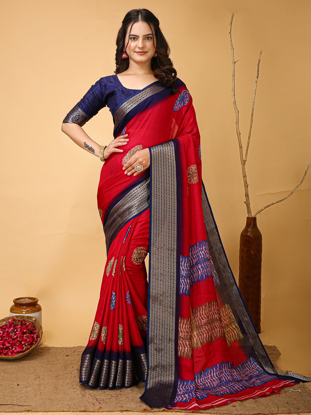 

KAYOMMI Floral Zari Silk Cotton Banarasi Saree, Red