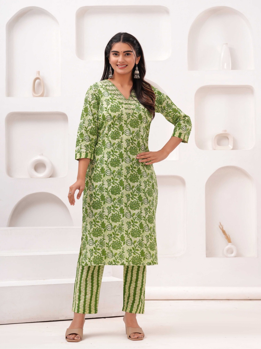 

CHIRAAI Women Floral Regular Pure Cotton Kurta with Pyjamas, Green