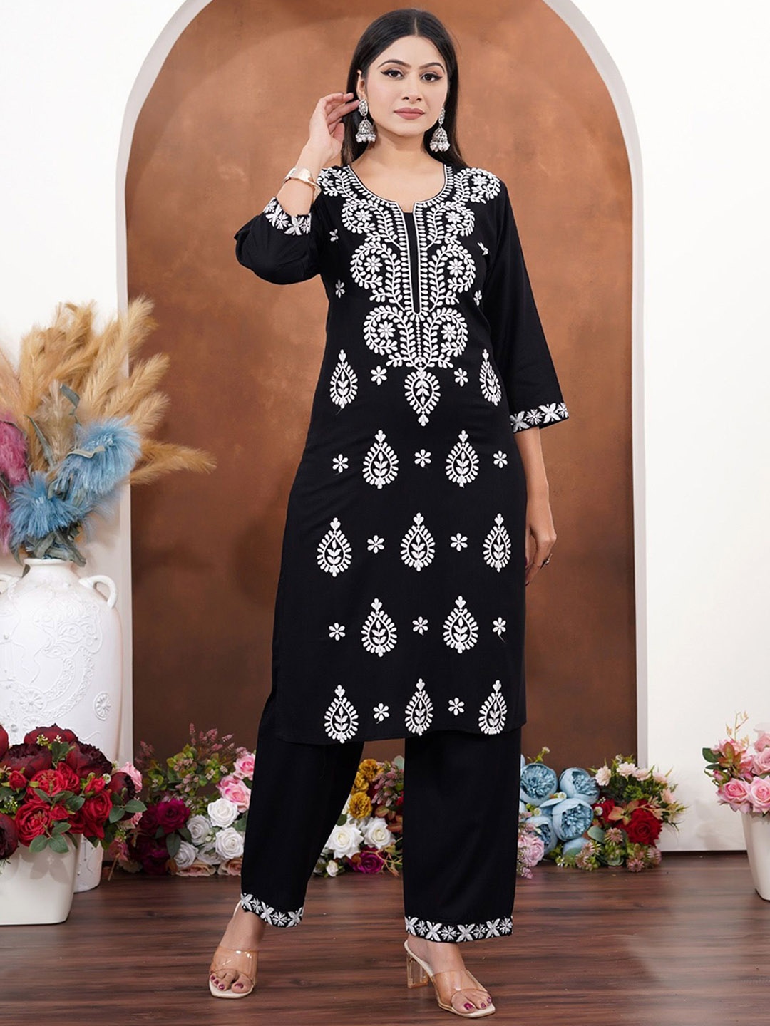 

D.A.Kurtis. Women Floral Embroidered Regular Thread Work Kurta with Trousers, Black