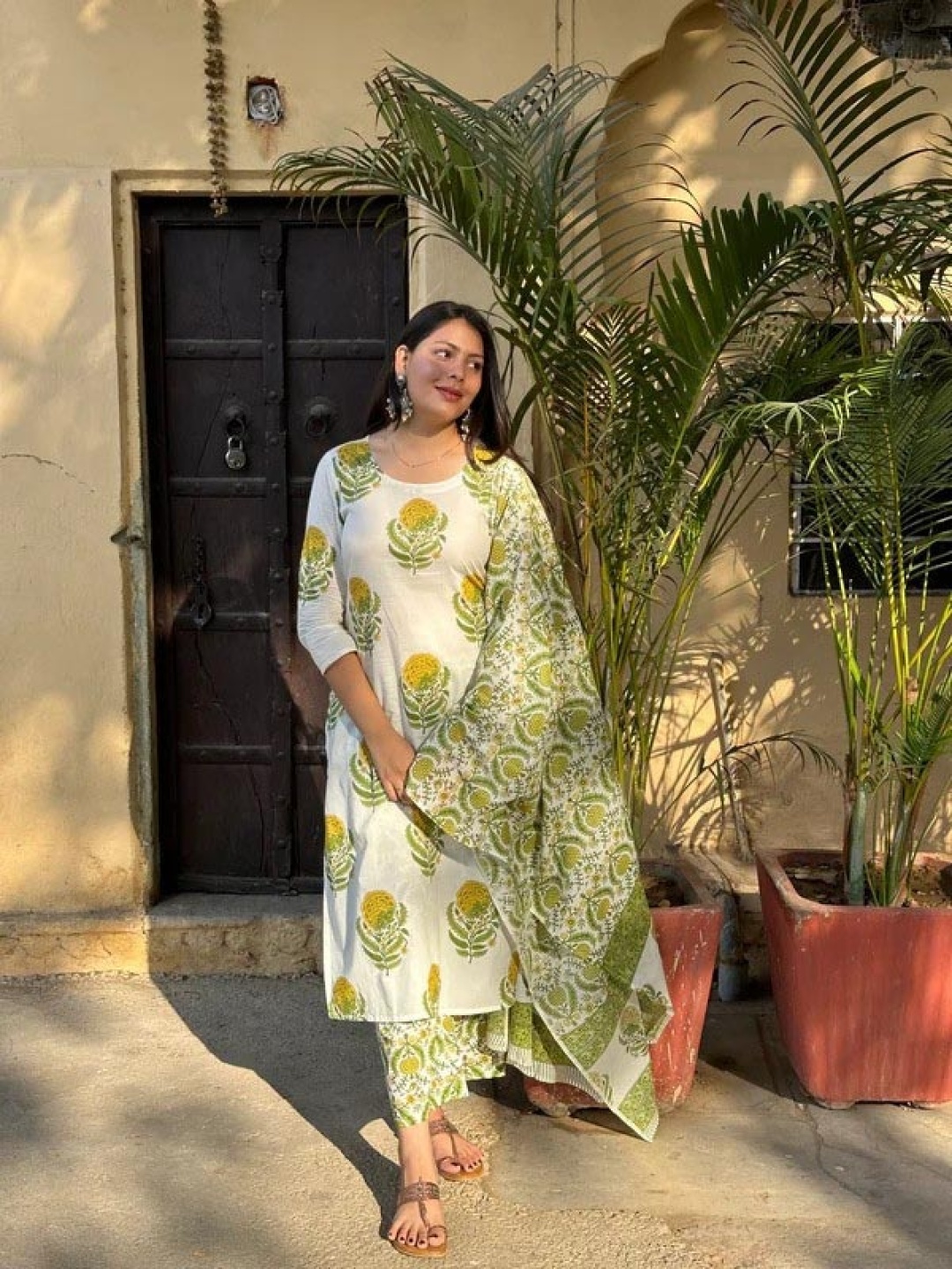 

JONAYA Women Floral Printed Regular Pure Cotton Kurta with Trousers & With Dupatta, White