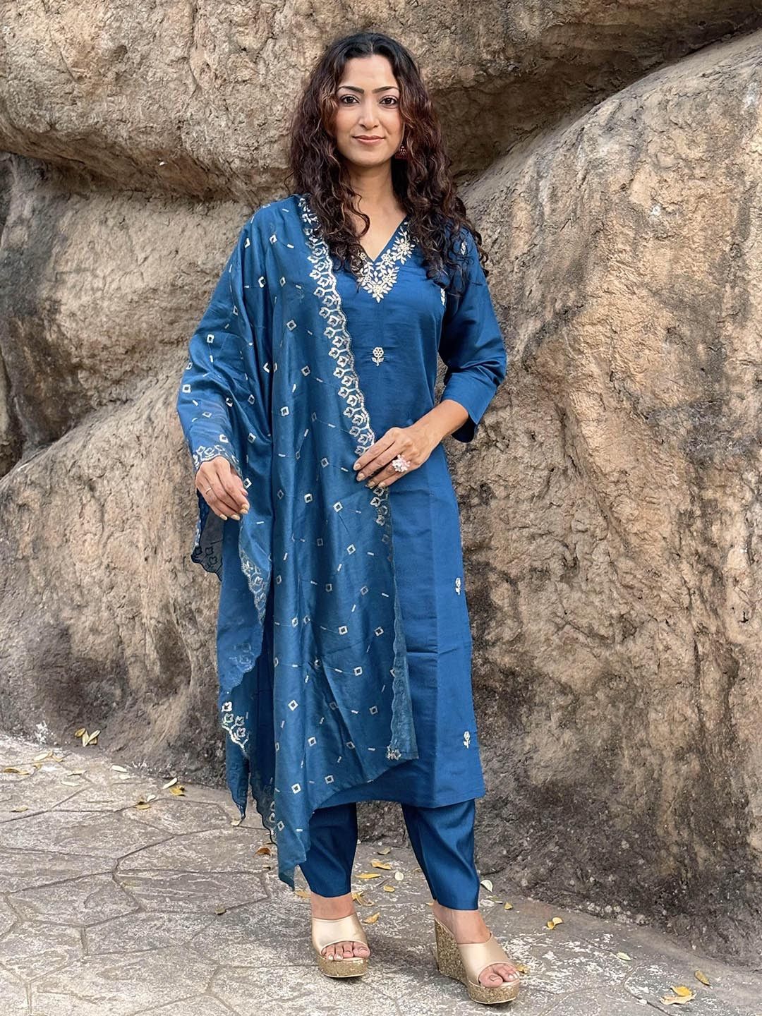 

zinzraa Women Regular Thread Work Chanderi Silk Kurta with Trousers & With Dupatta, Blue