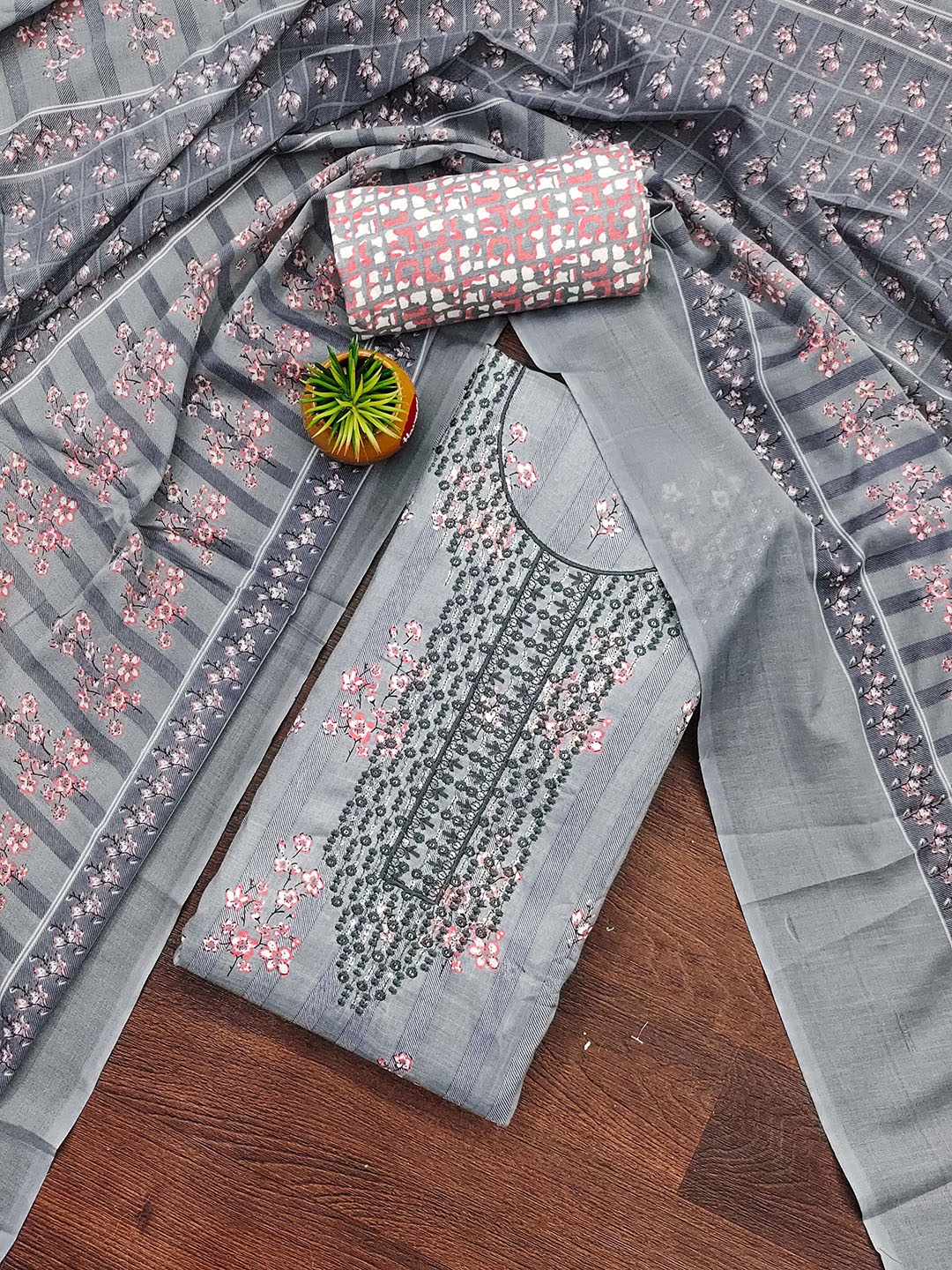 

Maroosh Floral Printed Sequinned Cotton Unstitched Dress Material, Grey