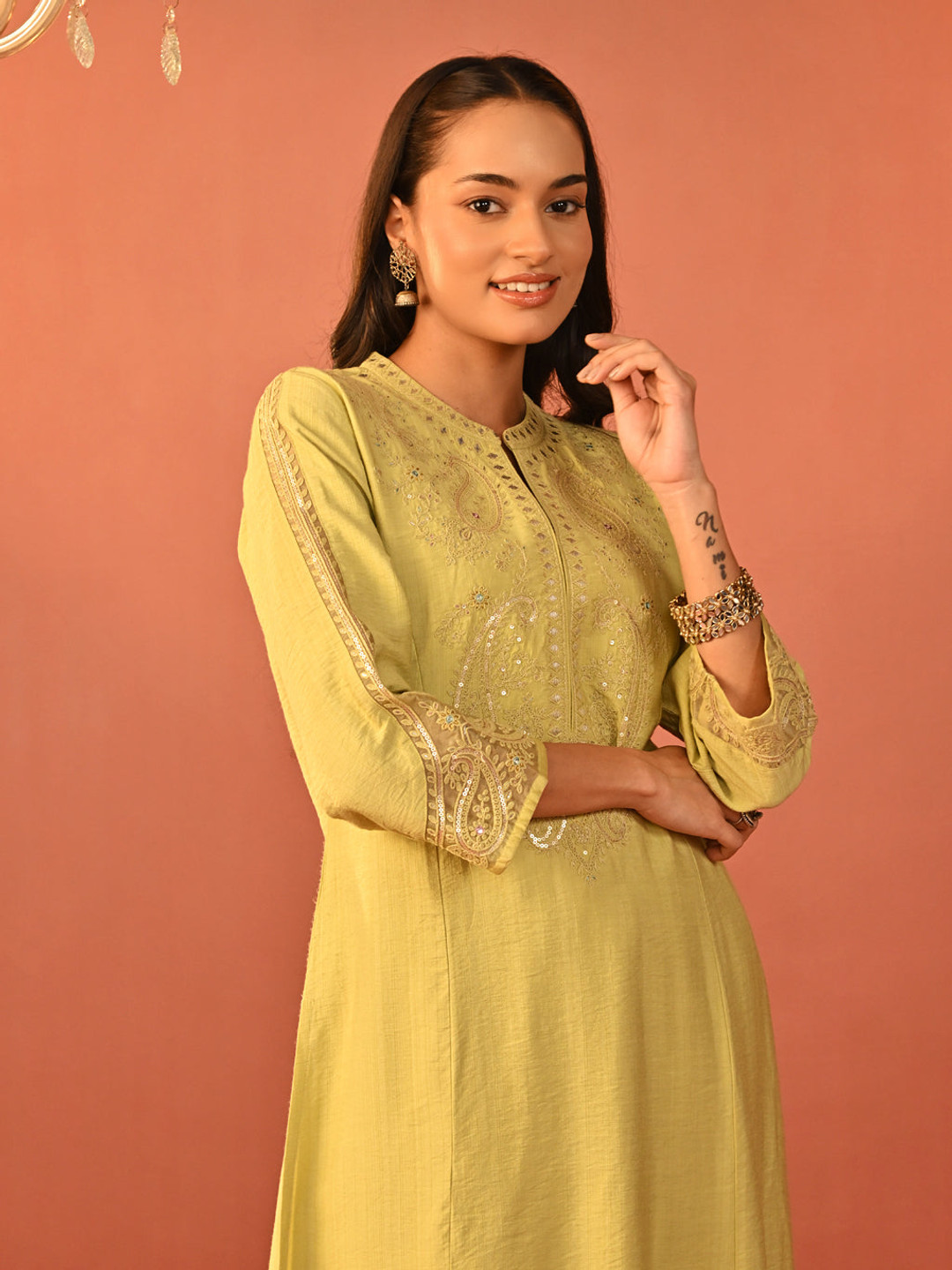 

Lakshita Ethnic Motifs Embroidered Mandarin Collar Straight Kurta With Trousers, Green