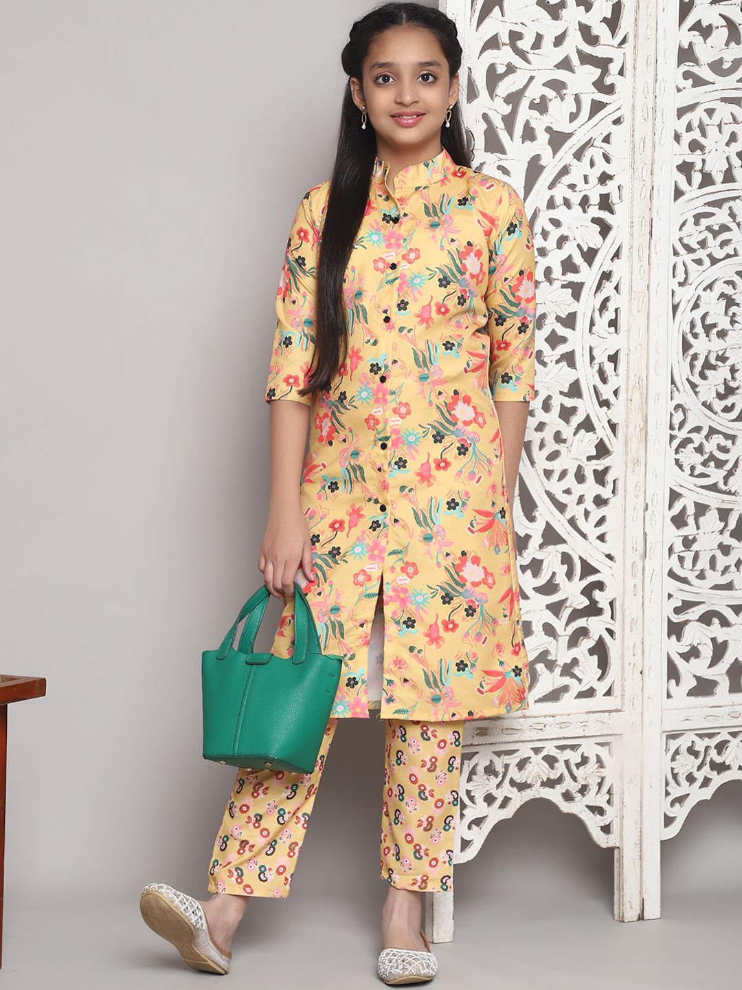 

Vetrokart Girls Printed Regular Kurta with Pyjamas, Yellow