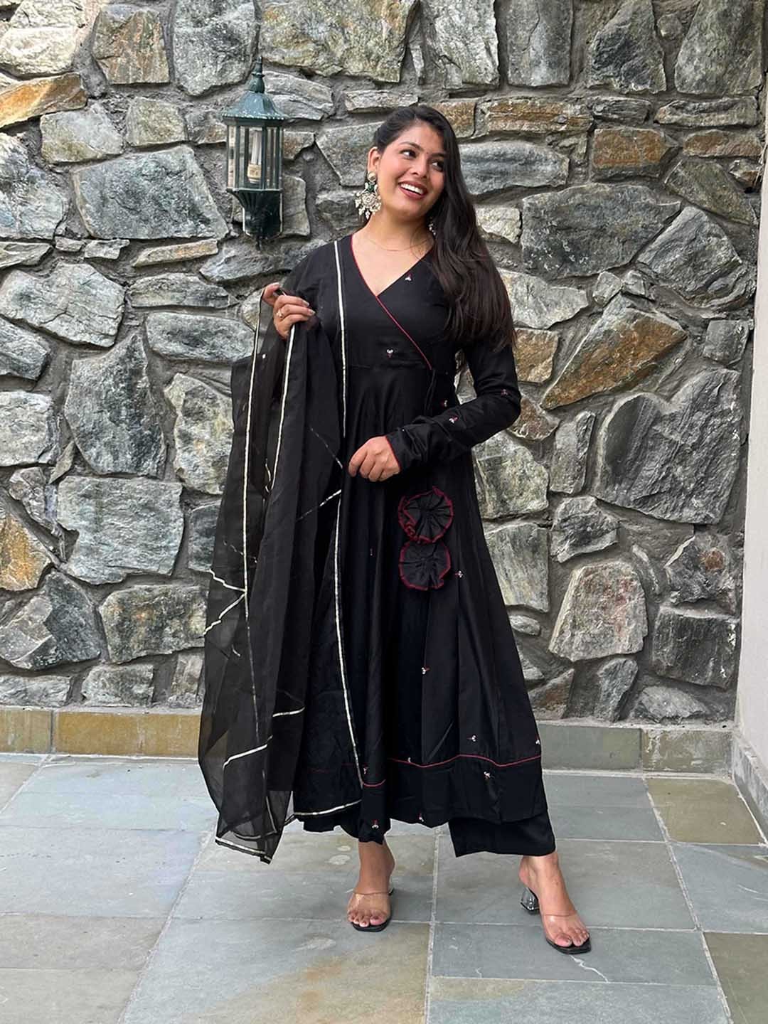 

JONAYA Women Floral Embroidered Regular Thread Work Pure Cotton Kurta with Trousers & With Dupatta, Black