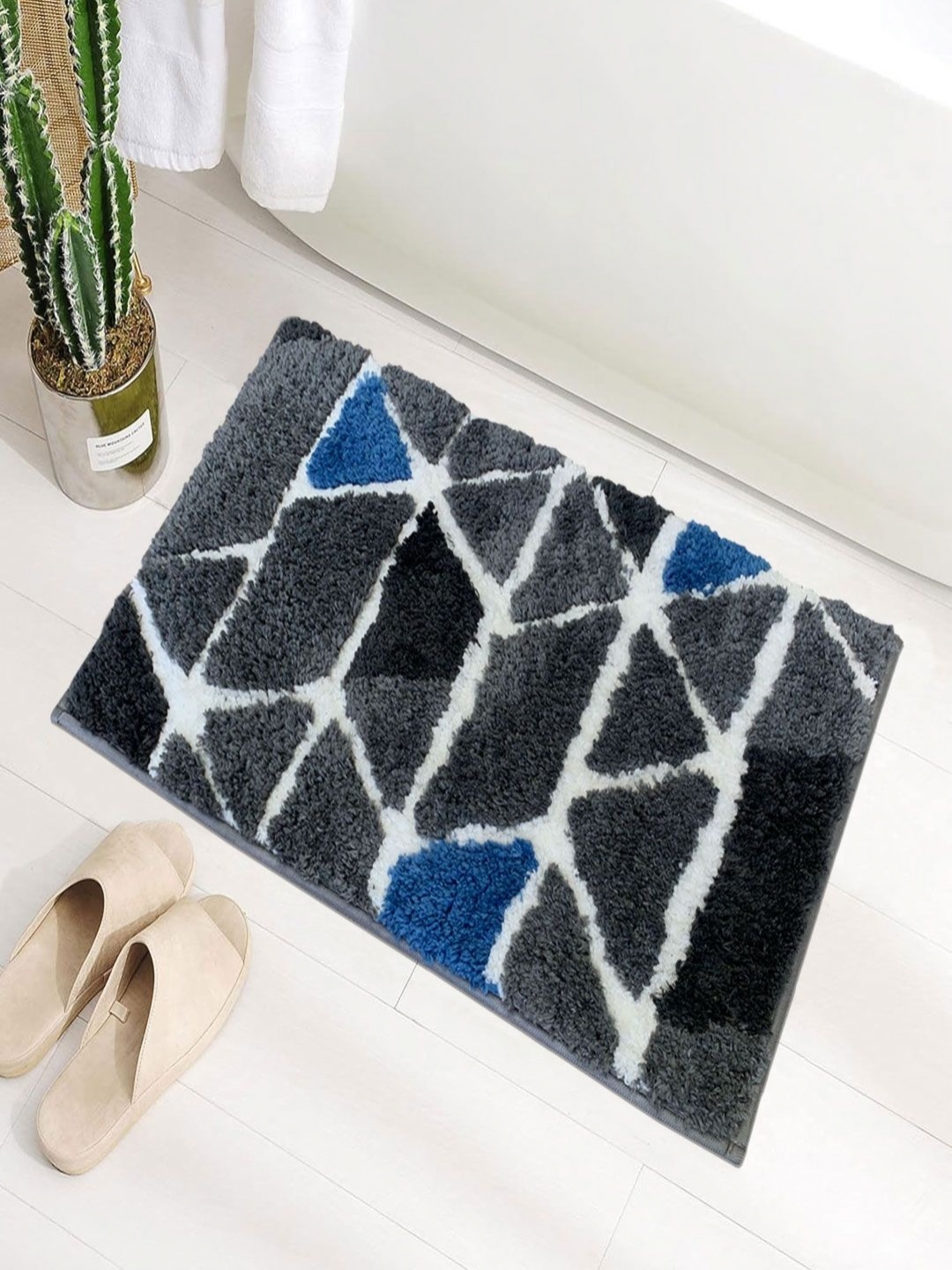 

LUXEHOME INTERNATIONAL Macau Grey Triangle Printed Super Soft Microfibre Bath Rug