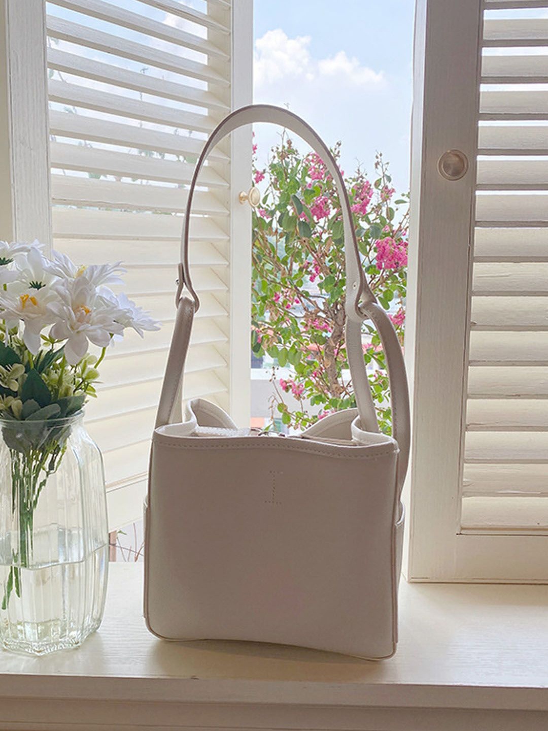 

StyleCast Floral Printed Bucket Sling Bag with Quilted, Off white