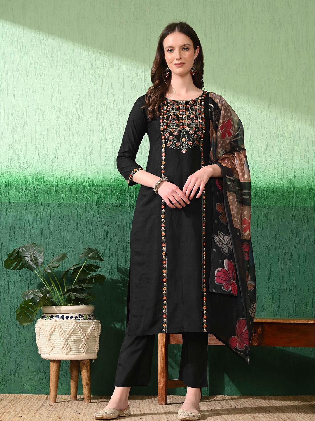 

Mesqlu Women Floral Yoke Design Regular Thread Work Kurta with Trousers & With Dupatta, Black