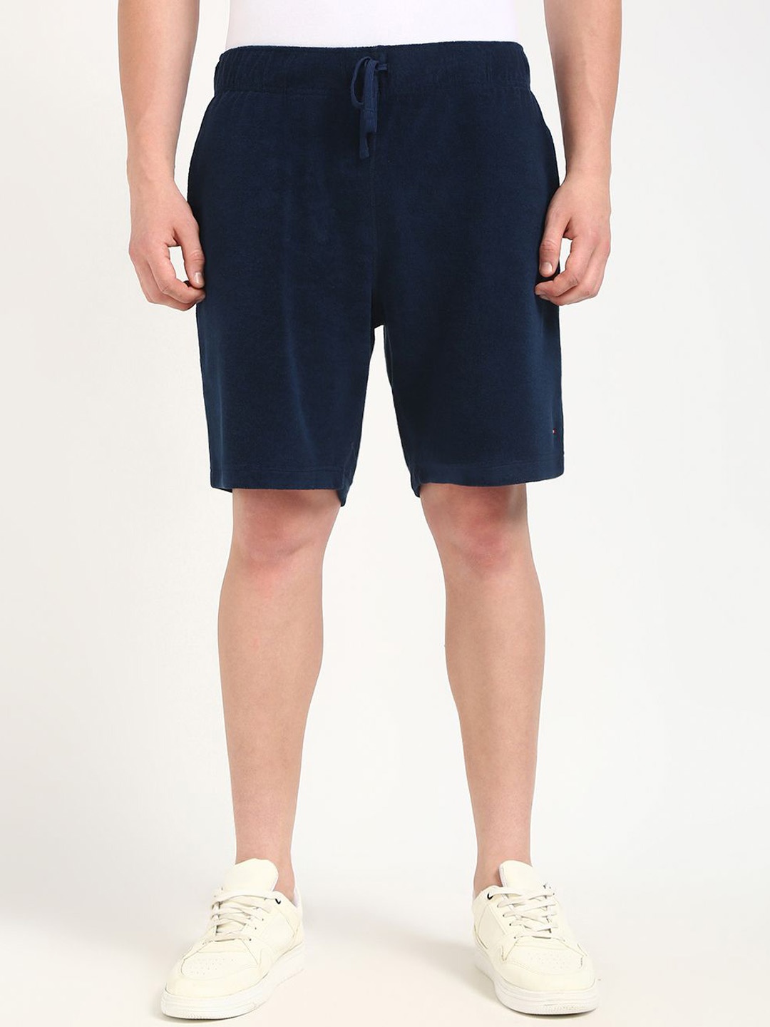 

Tommy Hilfiger Men Relaxed Fit Mid-Rise Shorts, Navy blue