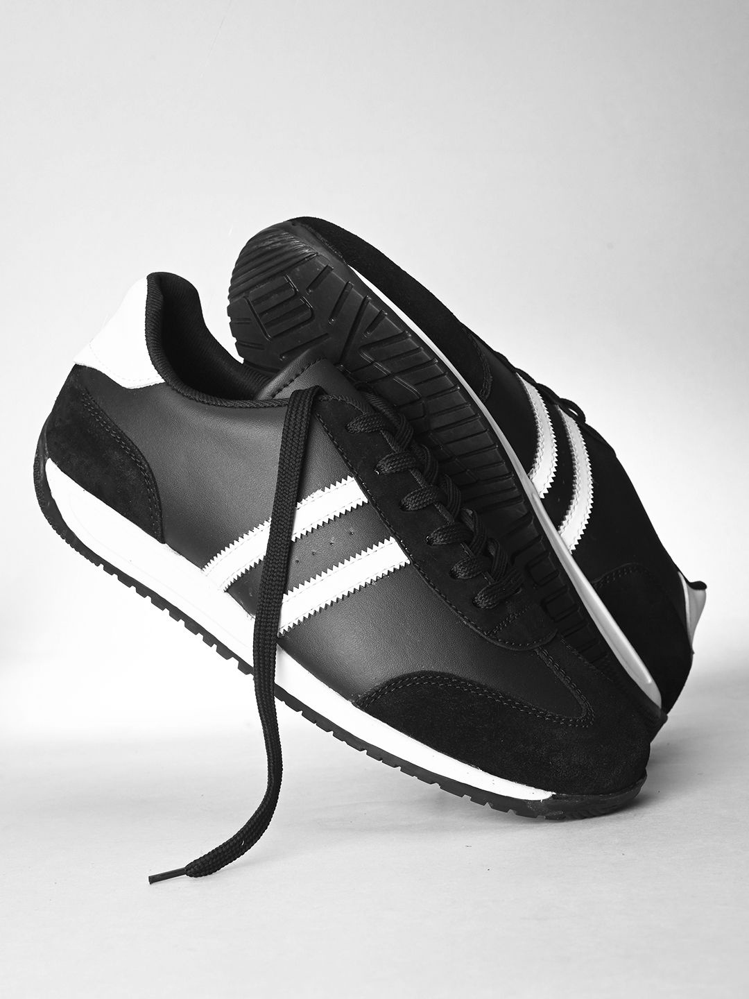 

The Roadster Lifestyle Co Men Lace Up Sneakers, Black