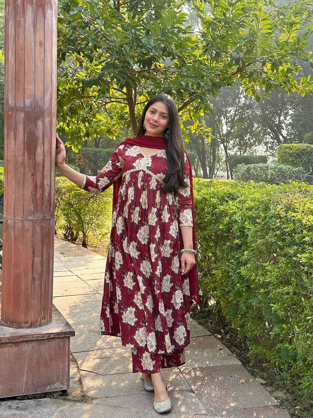 

JONAYA Women Floral Printed Regular Gotta Patti Pure Cotton Kurta with Palazzos & With Dupatta, Maroon