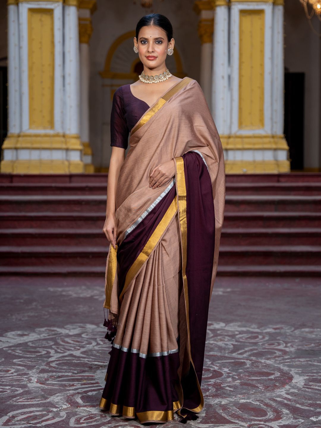 

Suta Brown Color Cotton Blend Saree.