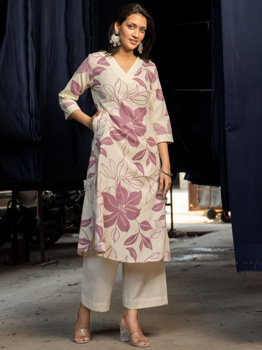 

INDYES Women Floral Printed Regular Pure Cotton Kurta with Palazzos, Mauve