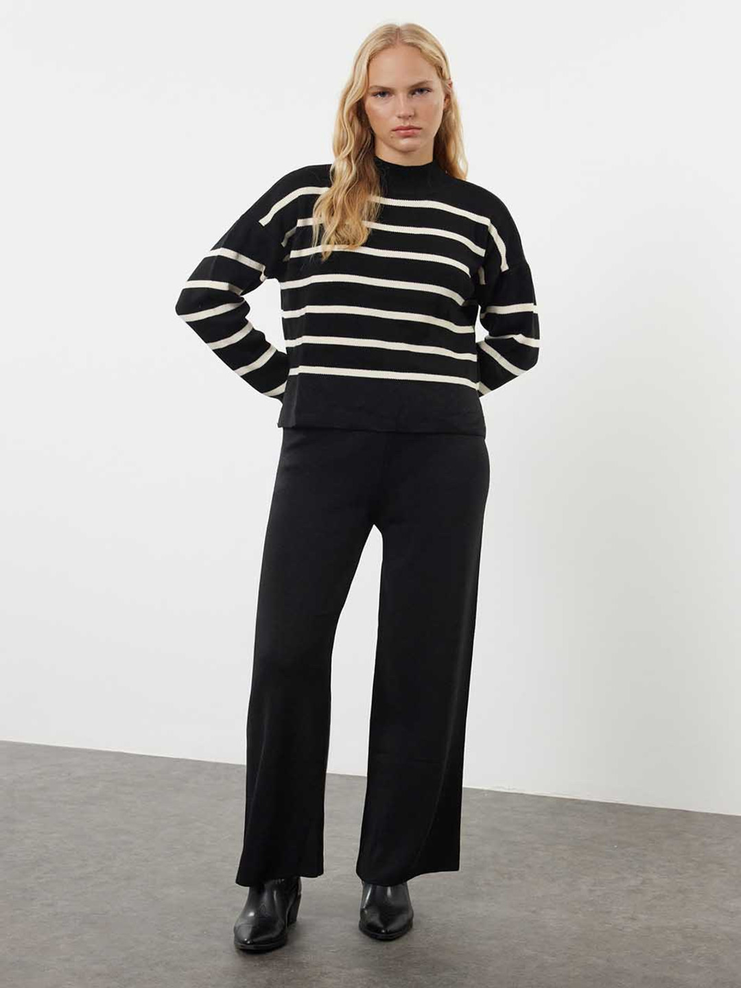 

Trendyol Striped High Neck Acrylic Sweatshirt And Trouser, Black