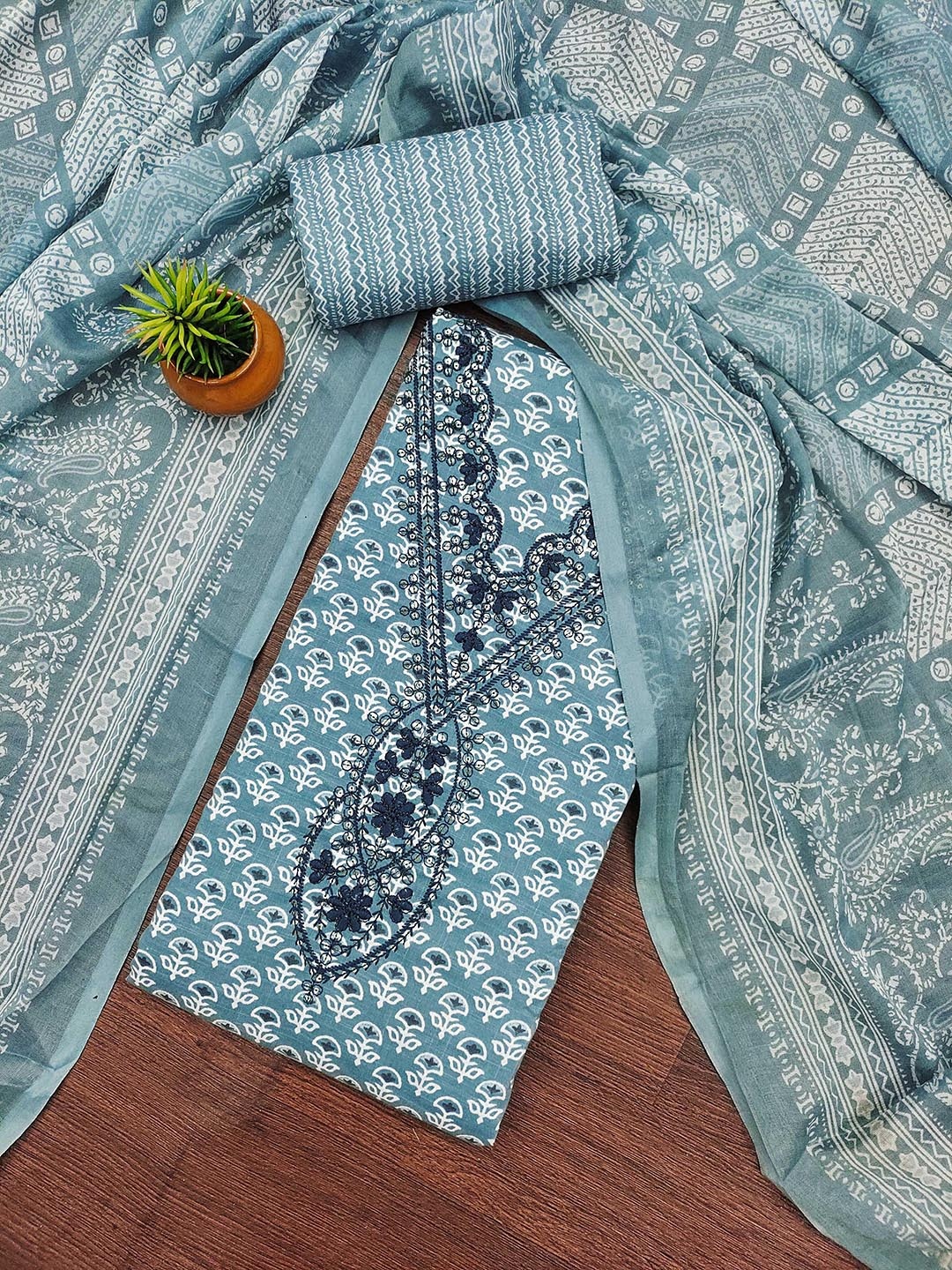 

Maroosh Floral Embroidered Seqinned Cotton Unstitched Dress Material, Sea green