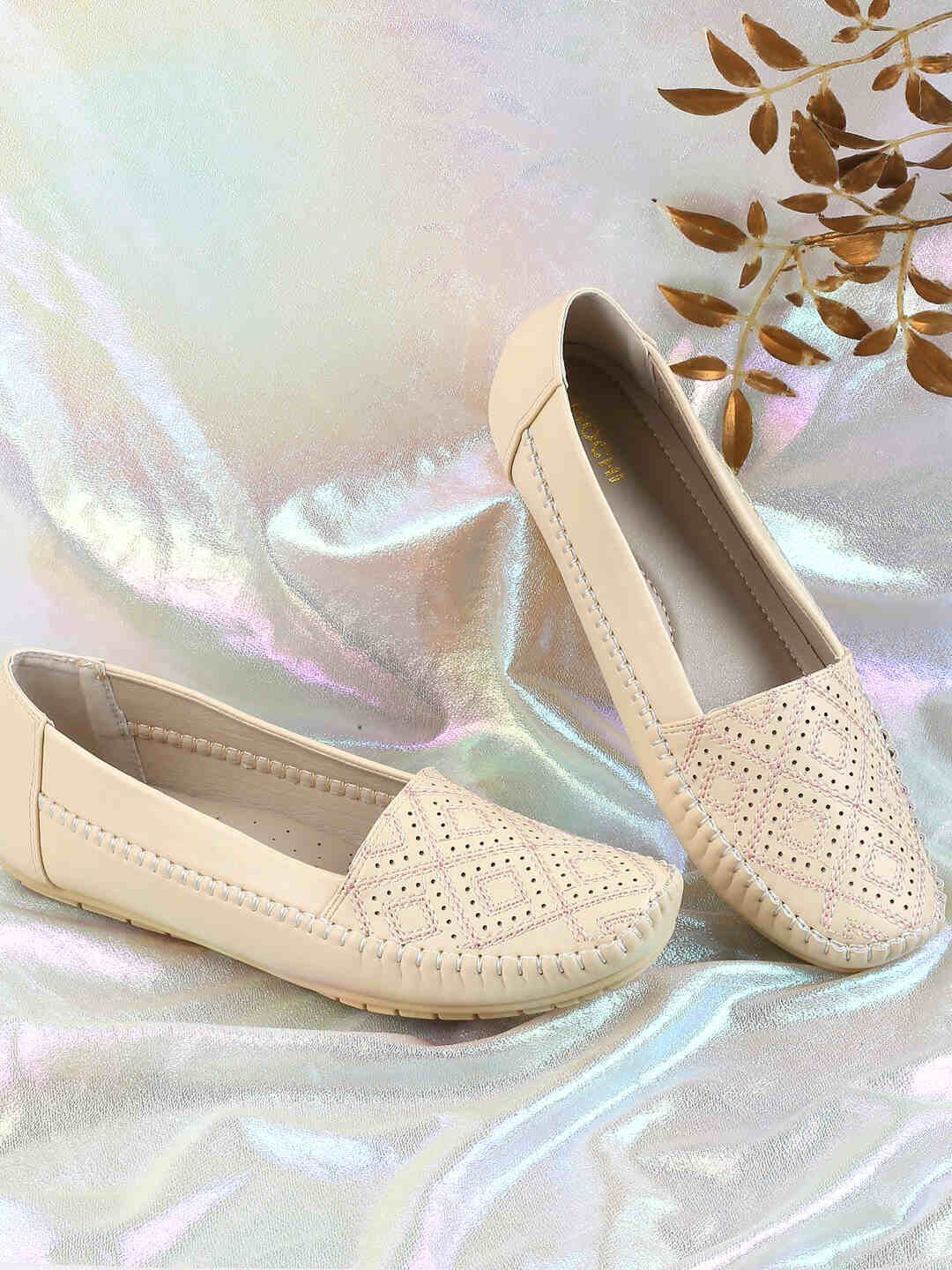 

Mochi Women Colourblocked Ballerinas, Beige