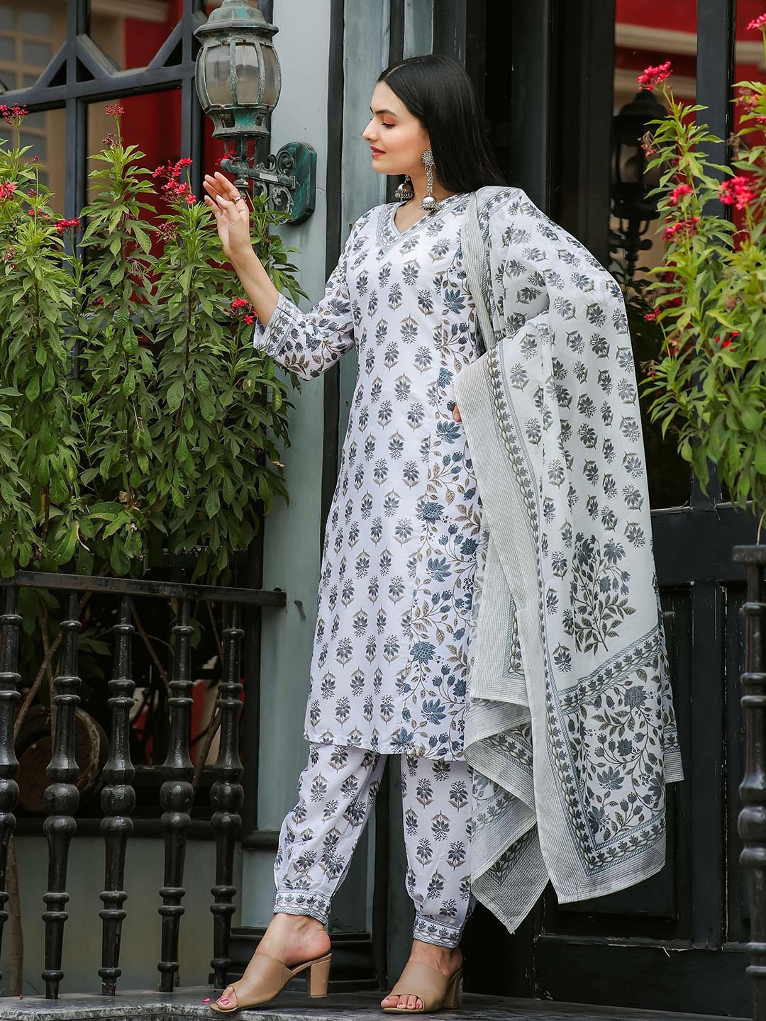 

Vintro Women Printed Regular Kurta with Trousers & With Dupatta, Grey