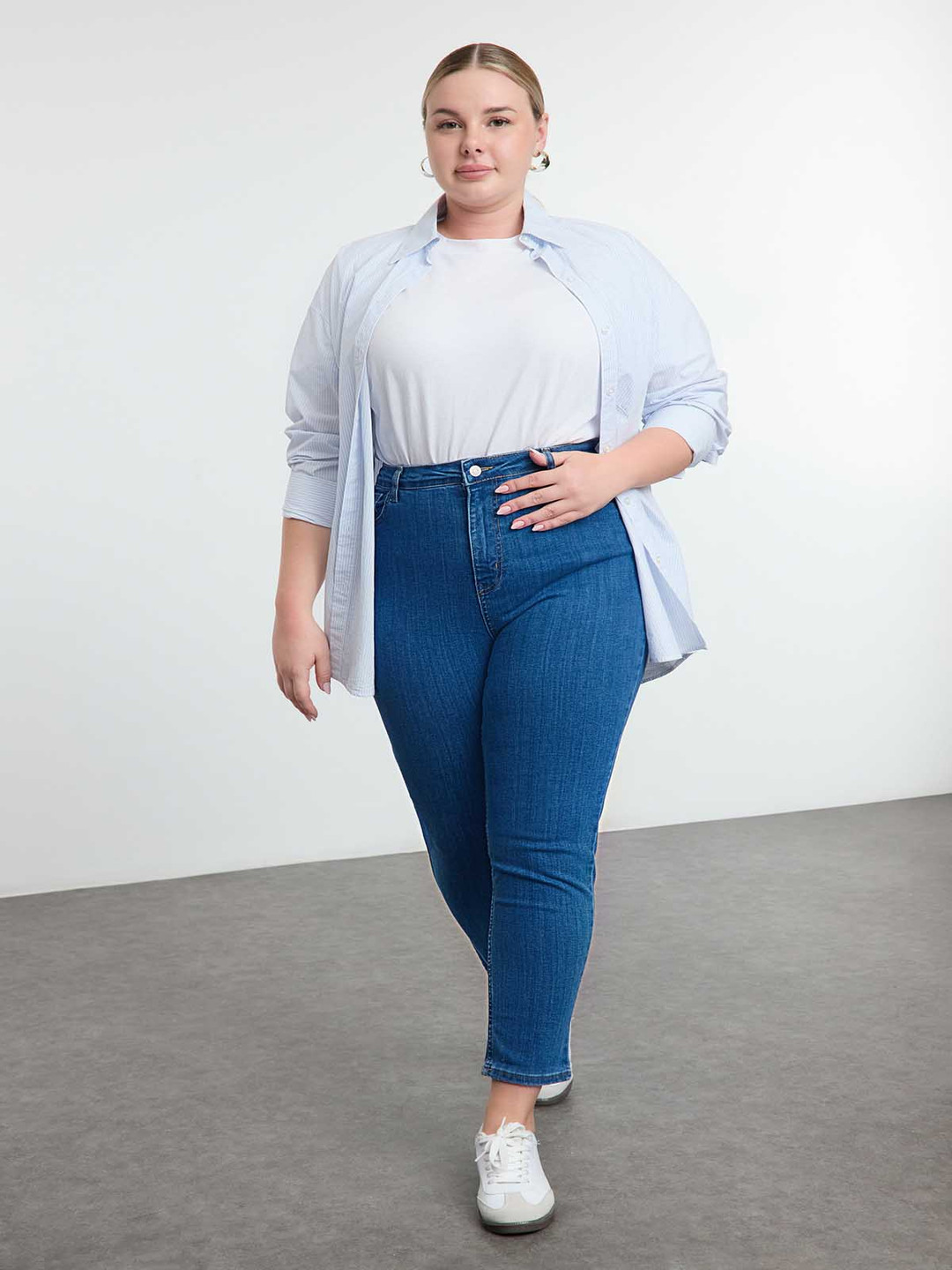 

Trendyol Women Mid-Rise Jeans, Na