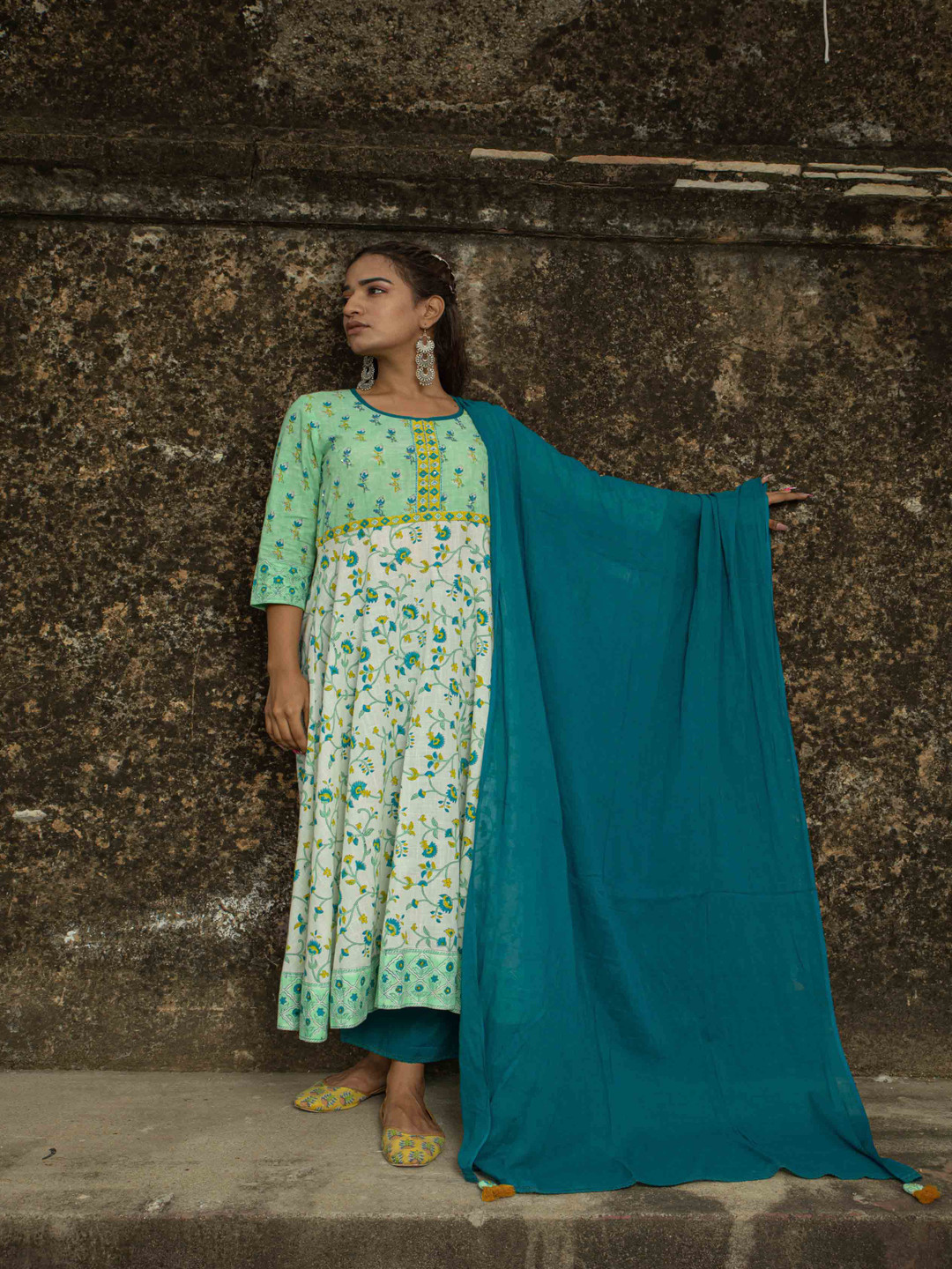 

SHILPI HANDICRAFTS Women Floral Embroidered Empire Sequinned Pure Cotton Kurta with Palazzos & With Dupatta, Sea green