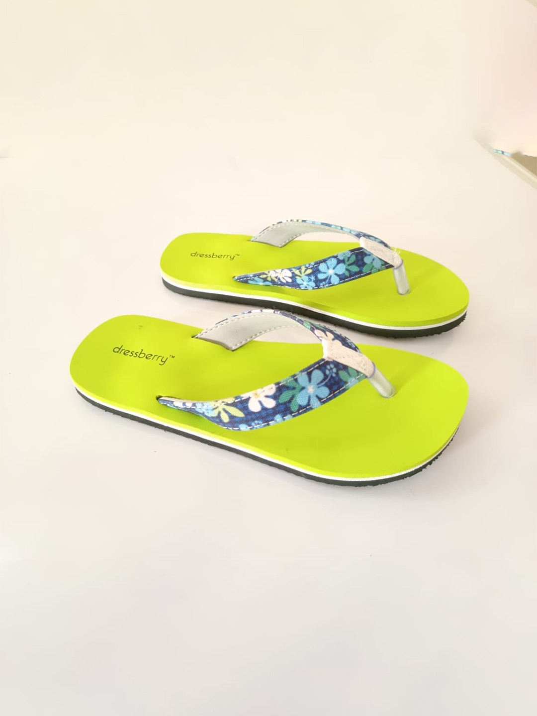 

DressBerry Women Printed Rubber Thong Flip-Flops, Lime green