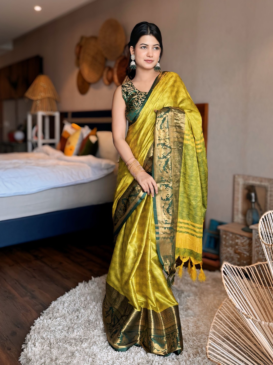 

VILLAGIUS Woven Design Zari Saree, Green