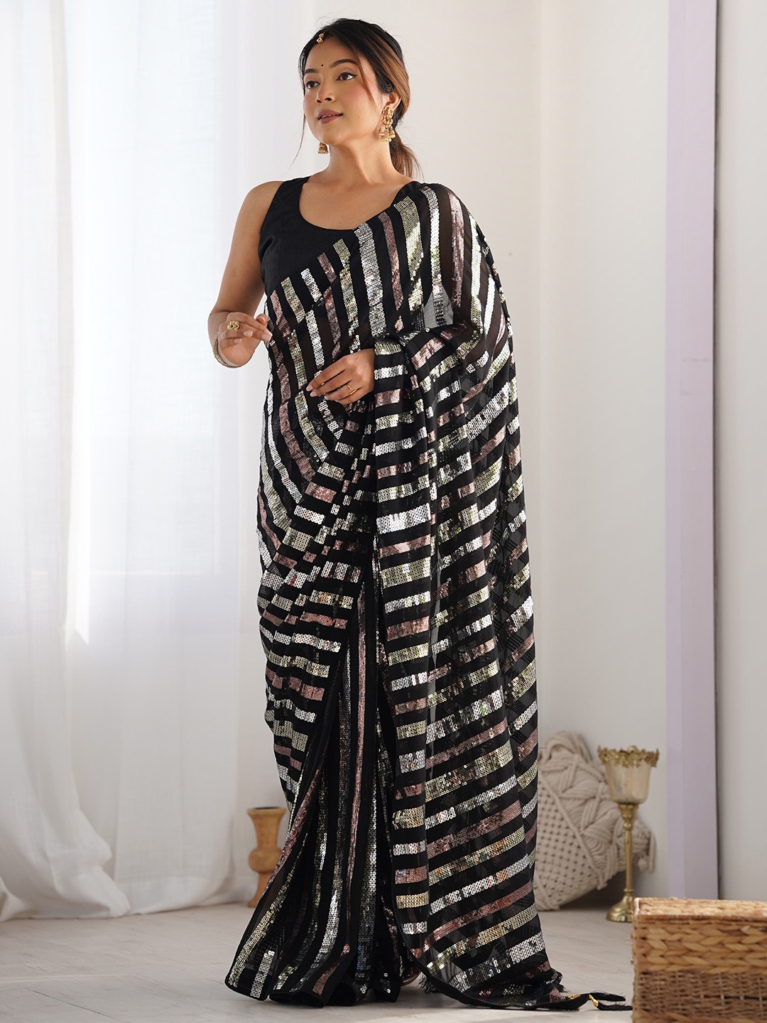 

KSM PRINTS Embellished Sequinned Saree, Black