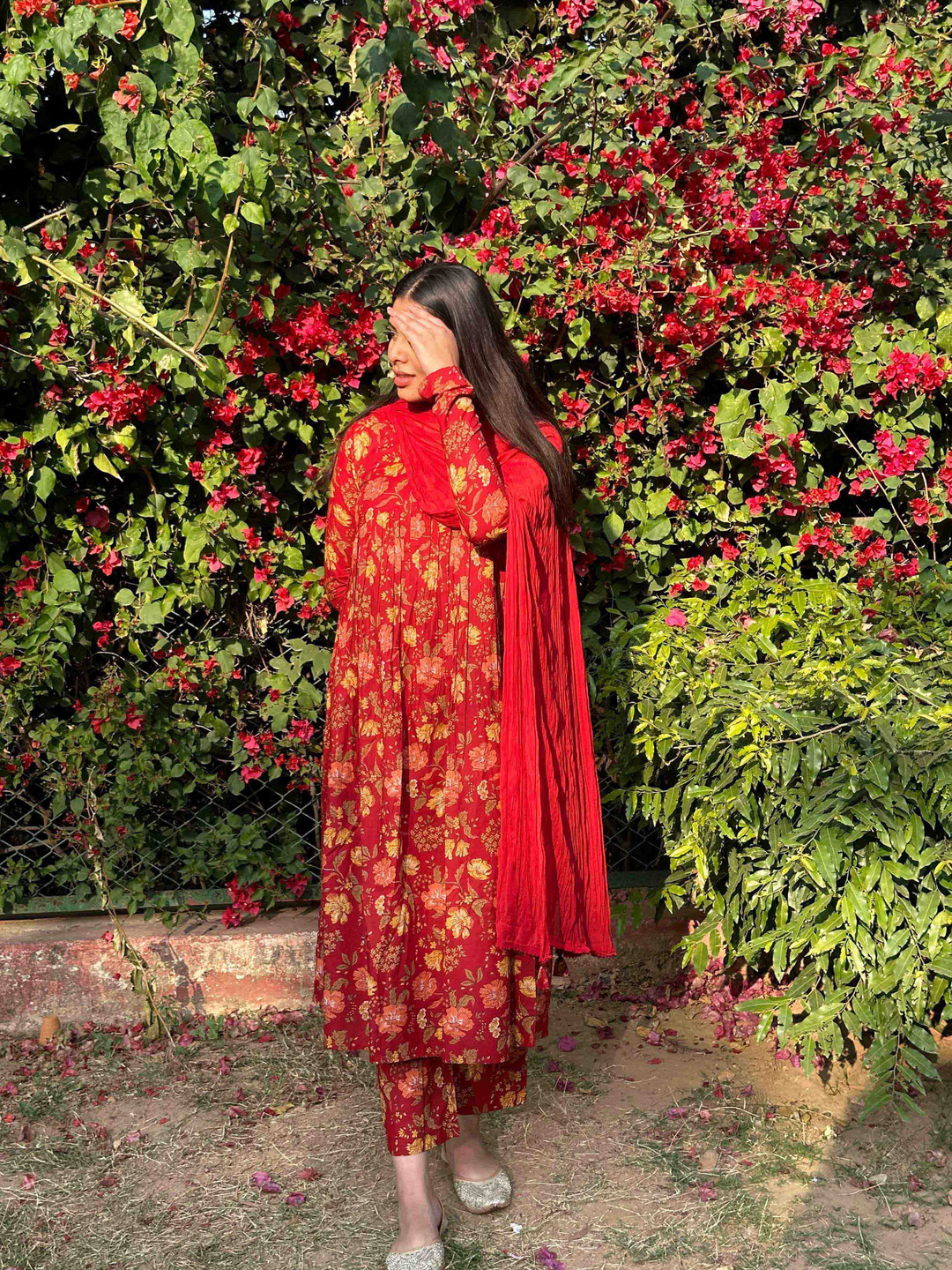 

JONAYA Women Floral Printed Pleated Pure Cotton Kurta with Trousers & With Dupatta, Red