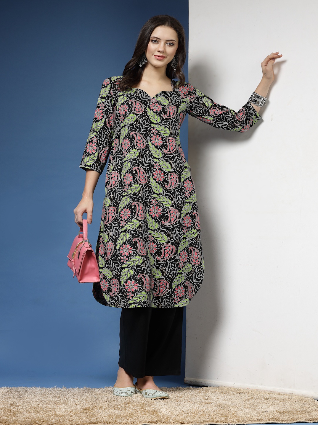 

AHMI Women Printed Regular Kurta with Trousers, Black