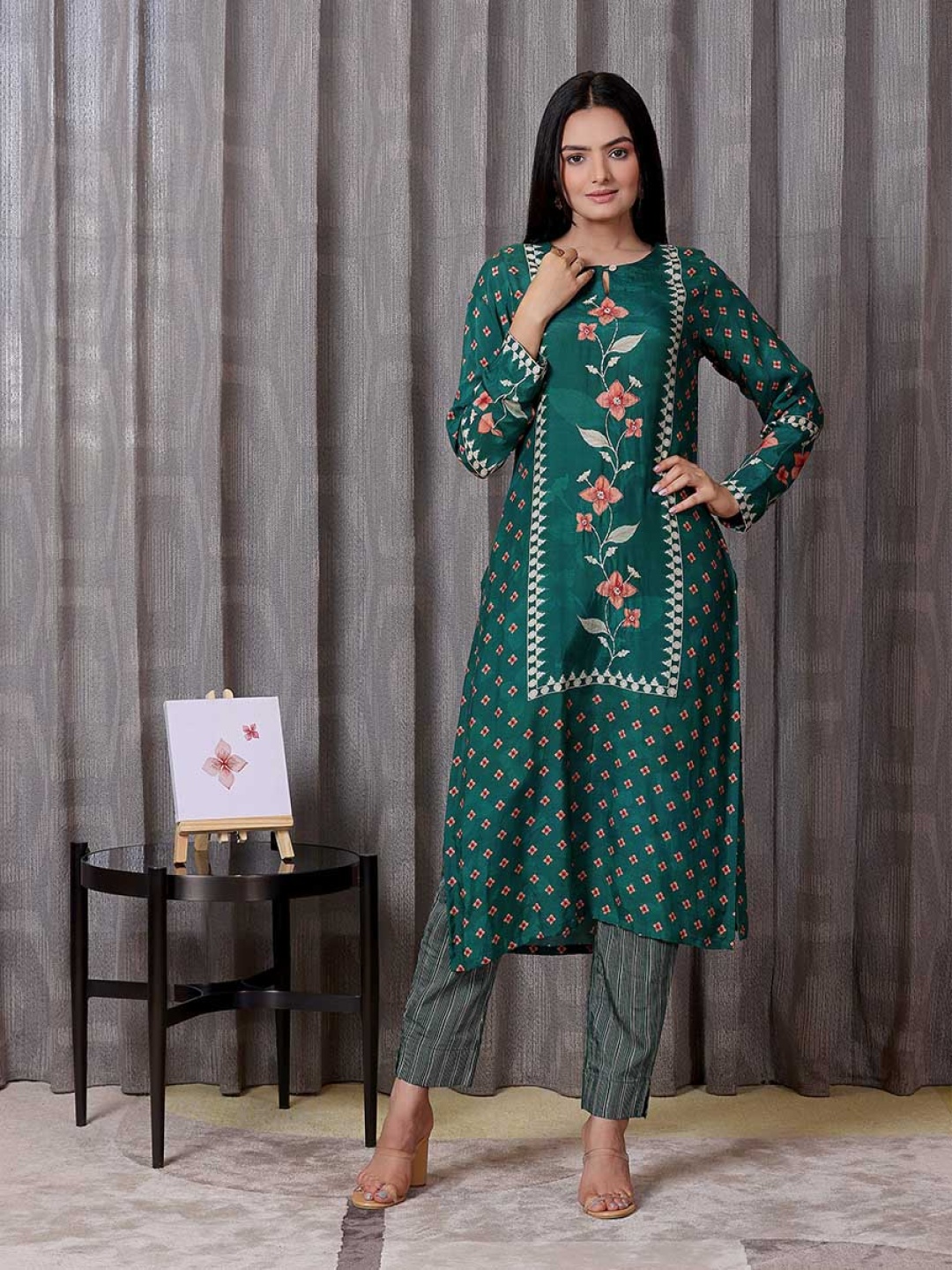 

SUKRUTI DESIGN Floral Printed Straight Kurta with Trousers, Green