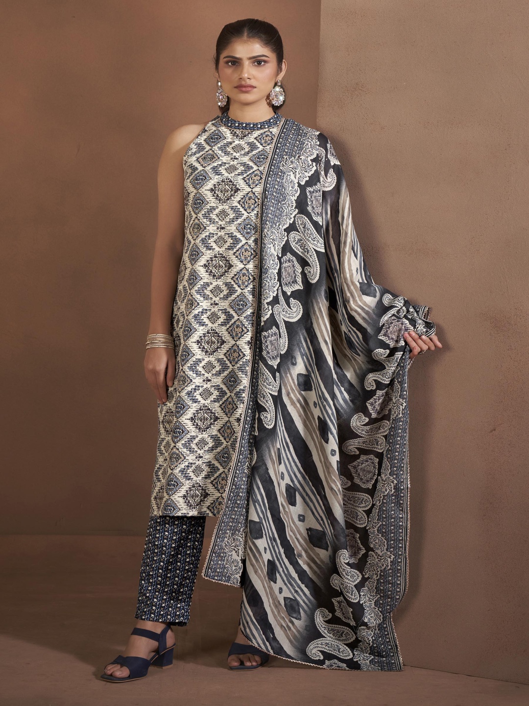 

Anouk Paisley Printed Round Neck Straight Kurta with Trousers And Dupatta, Cream