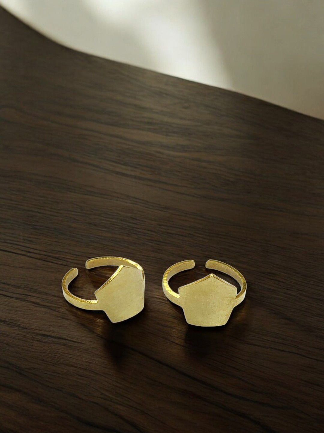 

Sangria Gold-Toned Geometric Shaped Treasure Toe Rings