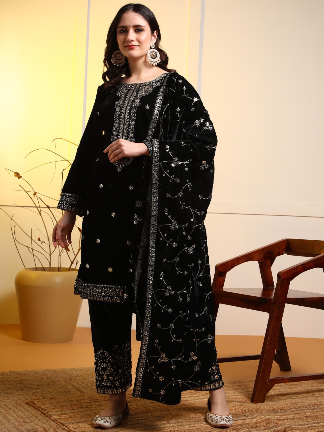 

KALINI Floral Embroidered Sequinned Velvet Straight Kurta With Trousers And Dupatta, Black