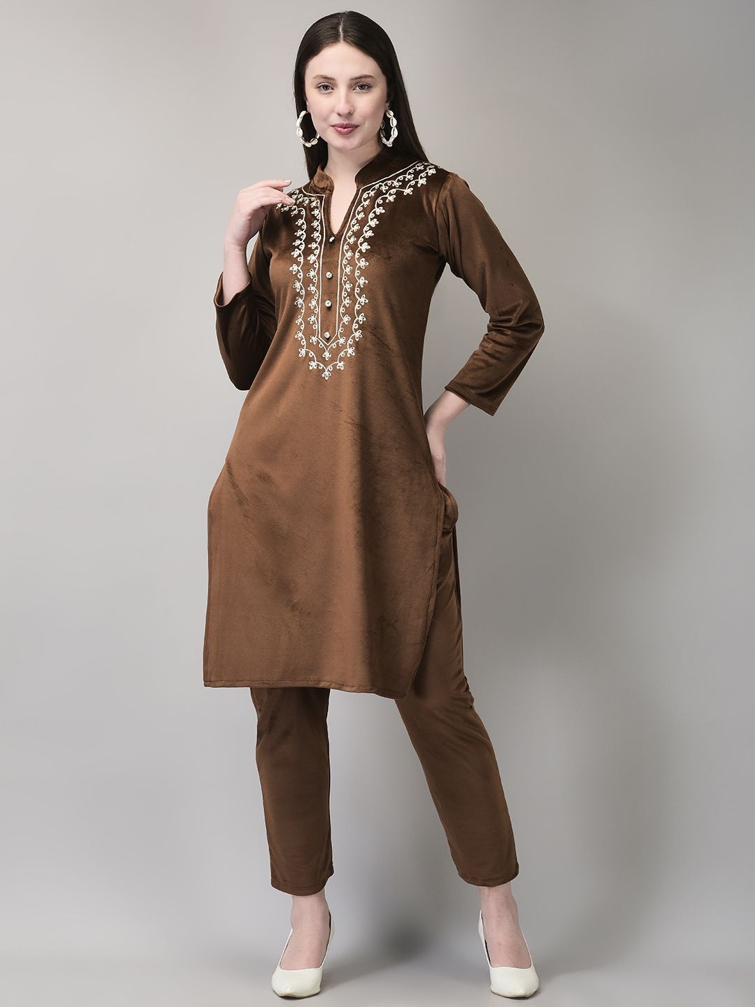 

FNOCKS Embroidered Mandarin Collar Velvet Tunic With Trousers, Brown