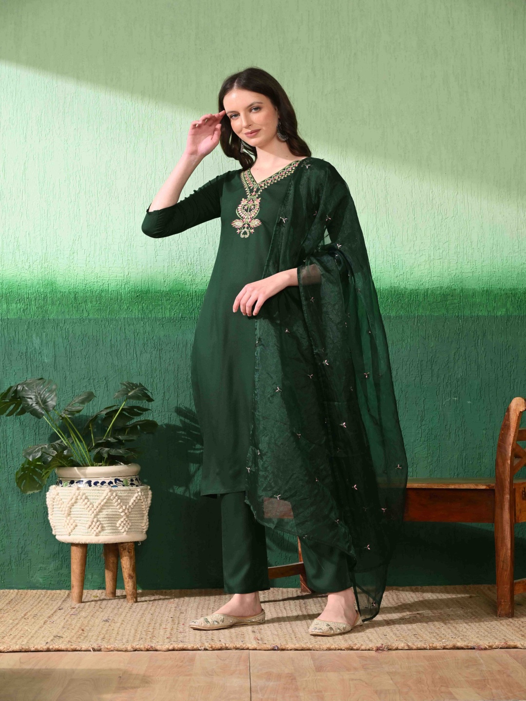 

Mesqlu Women Floral Yoke Design Regular Thread Work Kurti with Trousers & With Dupatta, Green