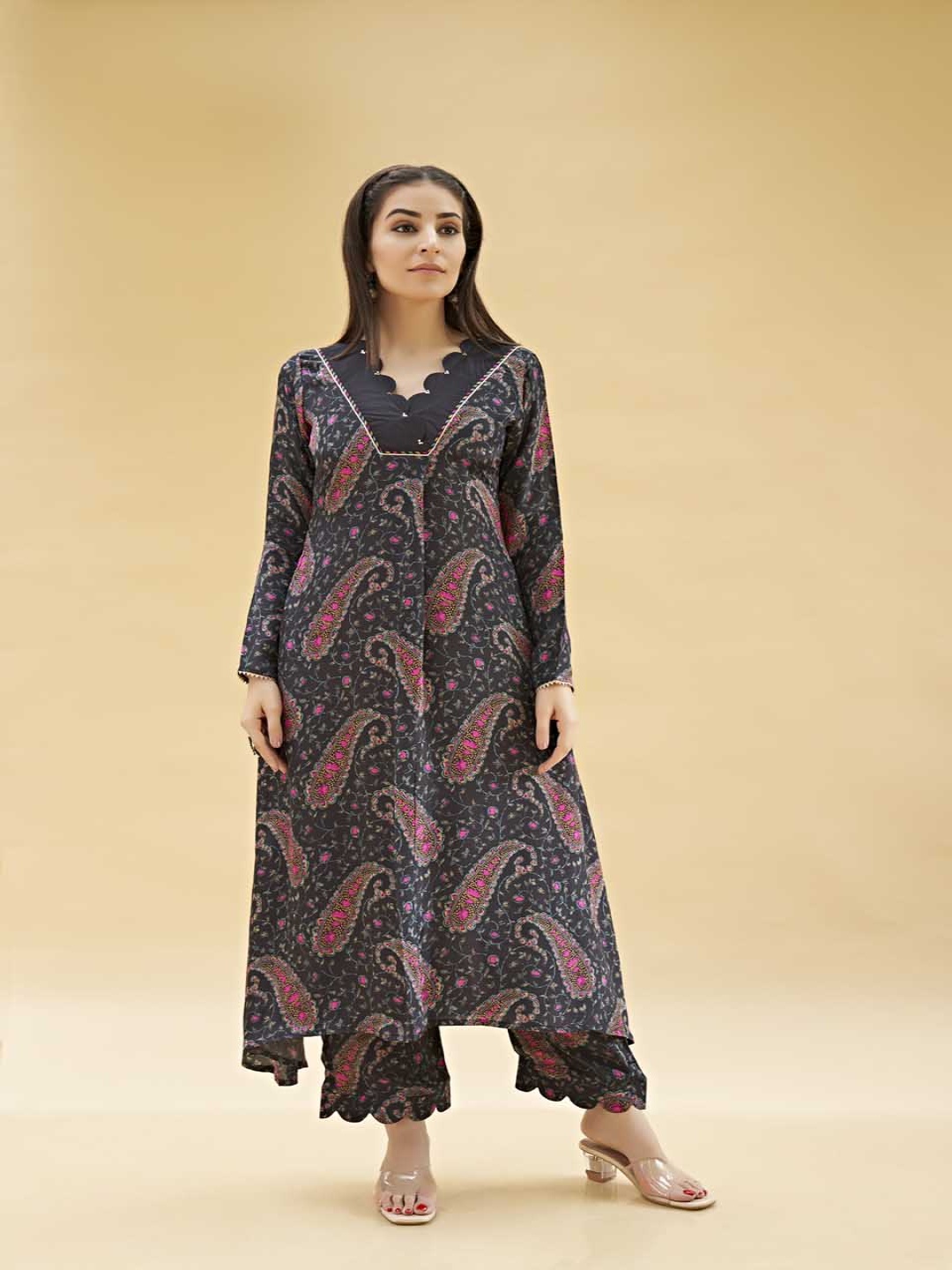 

SUKRUTI DESIGN Paisley Printed V-Neck Sequinned A-Line Kurta With Trousers, Black