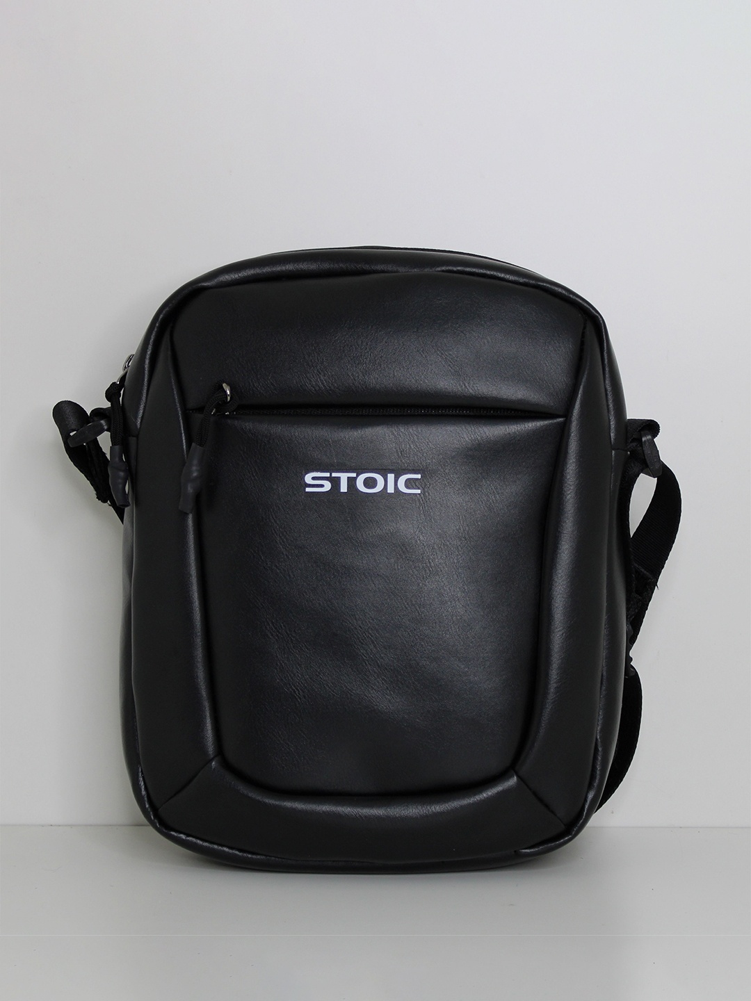 

STOIC Unisex Solid Messenger Bag, Black